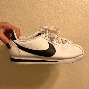 6 1/2 Nike Cortez shoes still in amazing condition!
